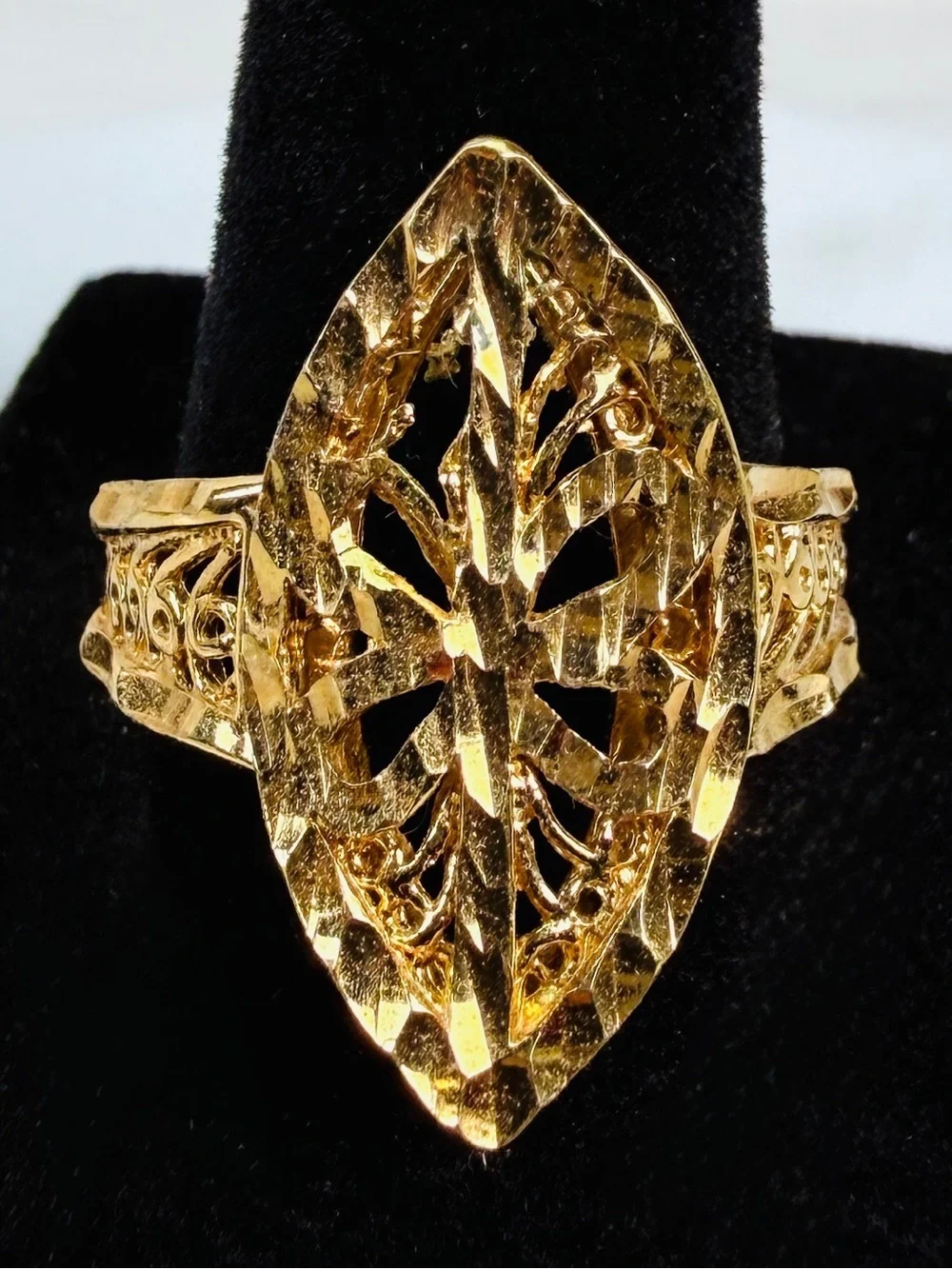 Stunning Goldtone sz 9.5 Diamond Cut Accent Statement Ring